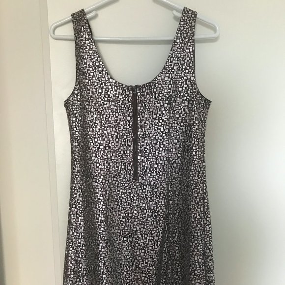 Sleeveless Shift Cocktail Dress with Ruffle Detail - Picture 3 of 5